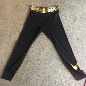 Nike NWOT Leggings size M black and gold